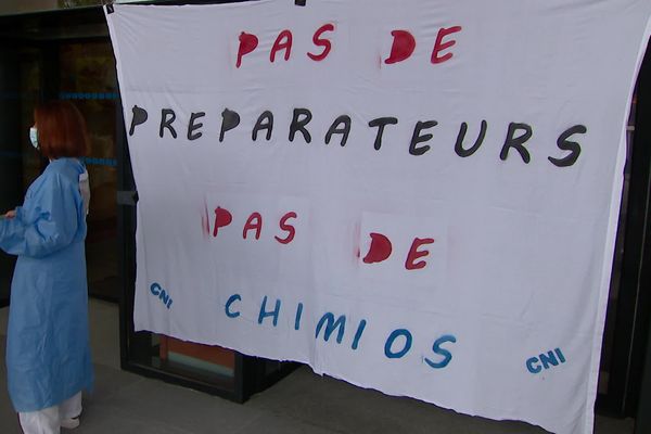 Grève des préparateurs en pharmacie du CHU de Poitiers.