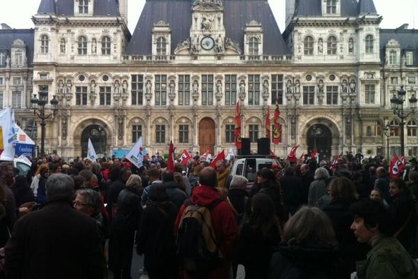 Manifestation contre les rythmes scolaires devant la mairie de Paris. 