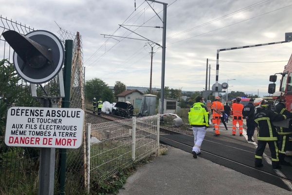 Engagée sur ce passage à niveau pour une raison inconnue, la voiture n'a pas bougé à l'arrivée du TER, malgré les avertissements sonores. 