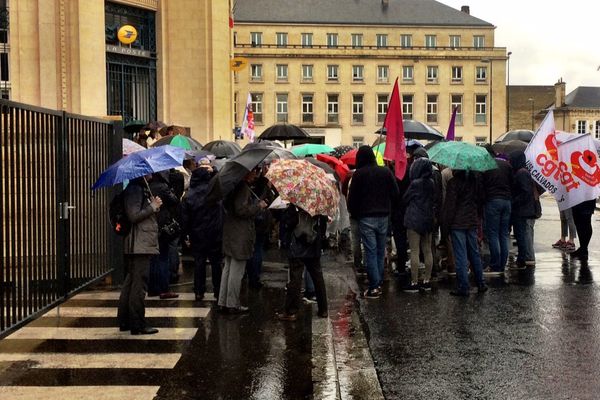 200 personnes se sont rassemblées ce jeudi devant la préfecture du Calvados à Caen pour dénoncer une situation alarmante.