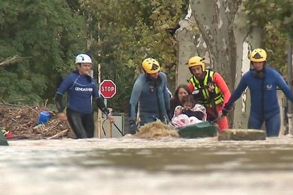 Les sauveteurs en eaux vives du Gard ont réalisé 70 interventions sur la seule ville de Trèbes - 16 octobre 2018.