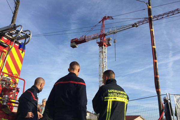 Olivier Gutierrez est monté, depuis 5h45 mercredi 6 octobre, sur cette grue de Cugnaux (Haute-Garonne), afin de dénoncer l'impossibilité de placer son fils handicapé de 24 ans. 