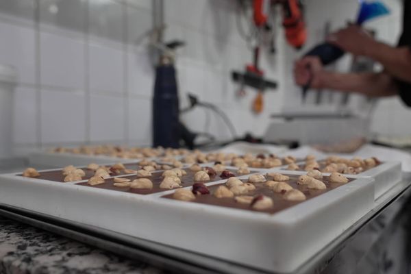 Chez ce pâtissier chocolatier, le prix des tablettes de chocolat doit double pour compenser la hausse de la matière première.