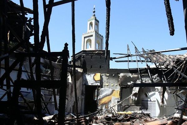 La mosquée avait été incendiée le 23 août 2015