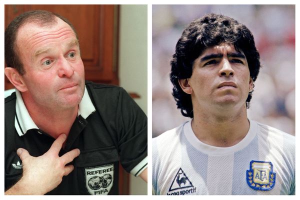 L'arbitre alsacien Robert Wurtz (à gauche) a pu rencontrer le joueur argentin Diego Maradona, mort le 25 novembre, lors d'un match amical en 1997.