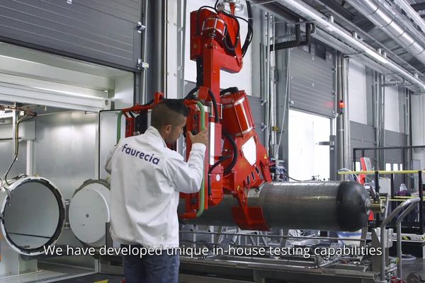 Des réservoirs à hydrogène pour l'automobile construits à Allenjoie dans le Doubs sur le site de l'usine FORVIA.