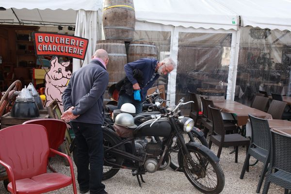 Une brocante à Chatou (Yvelines) le mois dernier