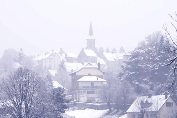 L'ambiance est festive au marché de Noël de Saint-Sauves-d'Auvergne.