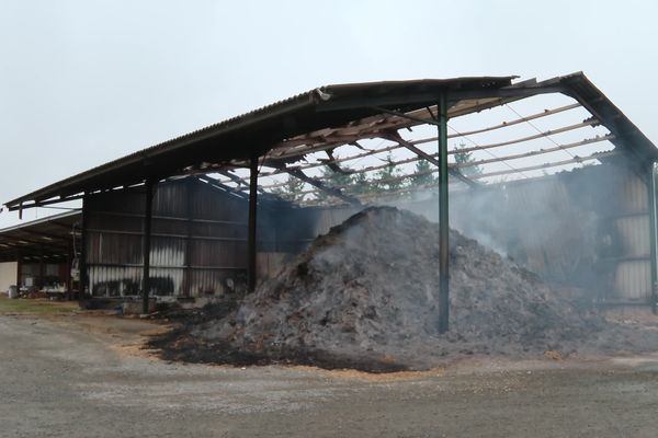 À Aulnay, le hangar incendié a perdu sa toiture. Deux jours après l'incendie, la paille continue de se consumer.