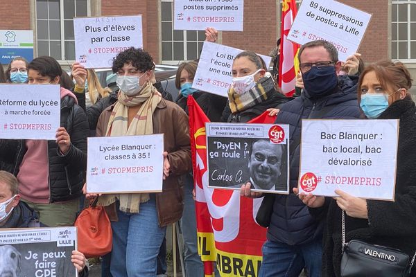 Le rassemblement de Cambrai à 10h00, ce jeudi 13 janvier 2022. Une soixantaine de manifestants en tout.