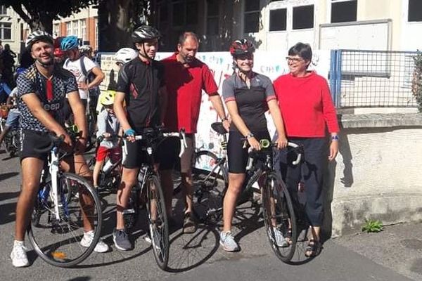 Charline et Théo Pouillet au départ de leur traversée à vélo 