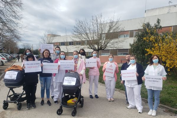 Les sages-femmes mobilisées le 28 mars devant la maternité de Romilly-sur-Seine. La suspension de l'établissement n'est pas encore actée.