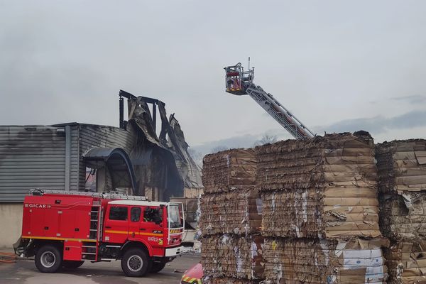 Une entreprise de recyclage, sinistrée par un violent incendie dans la Loire.