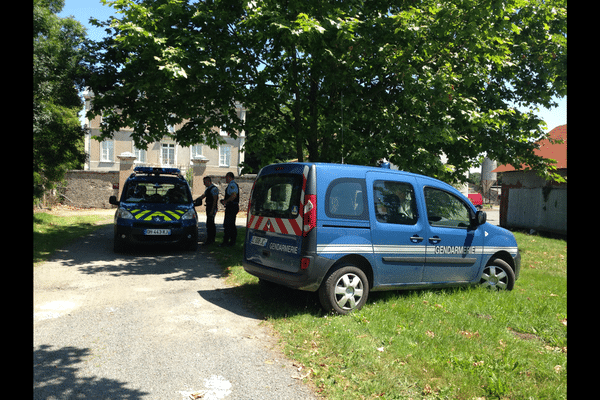 Le 18 juin, les gendarmes perquisitionnent la propriété, alors que Yann Marchand vient d'avouer avoir tué son épouse.