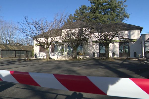 C'est dans cette ancienne auberge restaurant à la sortie du bourg qu'au mois d'avril seront accueillis une vingtaine de demandeurs d'asile. Fermé au public depuis plusieurs mois, l'établissement est sur le point d'être vendu par ses propriétaires à l'association Viltaïs, spécialisée dans l'accompagnement de ressortissants étrangers en attente de leur régularisation sur le territoire français.