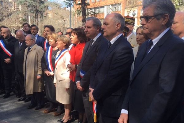 "La douleur et l'effroi demeurent", a assuré le ministre de l'intérieur, ici aux côtés des élus locaux. 