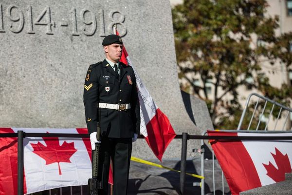 Un soldat canadien lors d'une cérémonie devant le National War Memorial à Ottawa le 24 octobre 2014, deux jours après le meurtre d'un militaire qui gardait le mémorial.