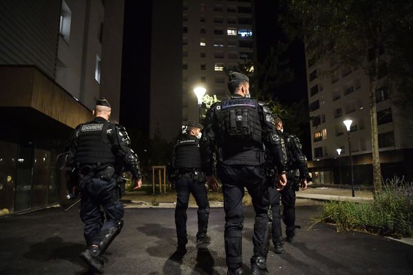 Des gendarmes patrouillant dans le quartier Mistral à Grenoble, le 26 août, après la polémique autour de vidéos de dealers armés.