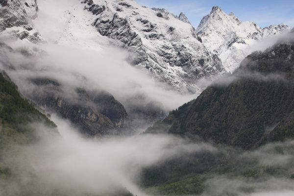 Deux alpinistes allemands légèrement blessés ont passé la nuit dans le couloir principal du pic Coolidge