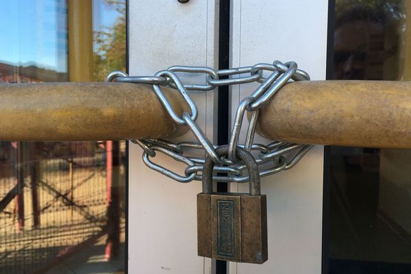 Tôt ce lundi matin, les parents d'élèves ont cadenassé la porte d'entrée de l'école maternelle de Cazaubon