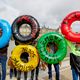 Les activistes du collectif Le Revers de la médaille protestaient au Jardin du Luxembourg en mars 2024 avec des bouées gonflables afin d'attirer l'attention sur les inégalités croissantes à l'approche des JO.