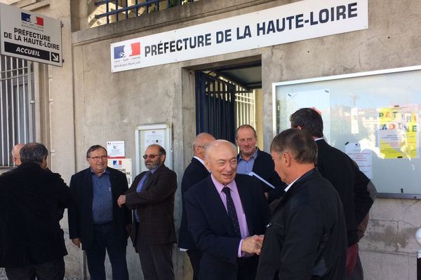 Une quinzaine de maires de Haute Loire a rencontré le préfet, mercredi 13 septembre, dans l’après-midi, pour dénoncer la suppression des emplois aidés.