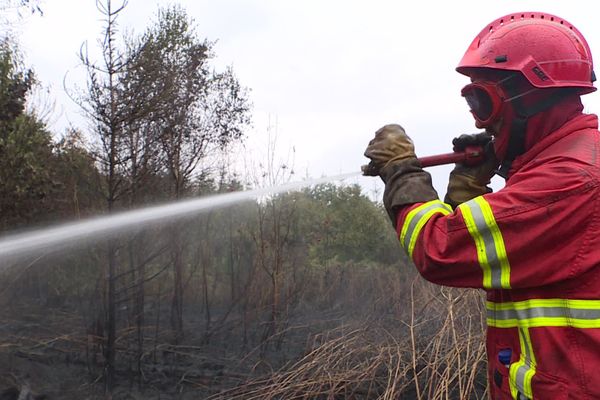 L'image du pompier luttant héroïquement contre les incendies fait encore rêver.