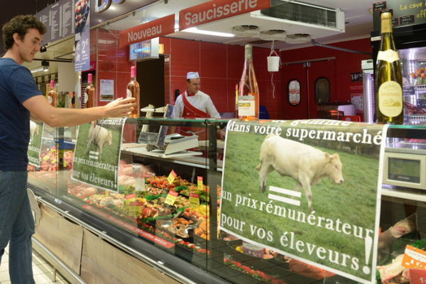 L'action des éleveurs de viande. Carrefour Mondeville 2