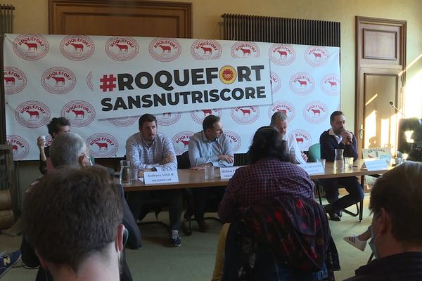 Eleveurs et producteurs de fromage ont donné une conférence de presse à Millau ce lundi matin pour dénoncer la classification établie par Nutri-Score. 