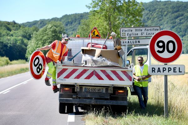 Pose d'un panneau 80 km/h en 2018, route d'Avallon, D606