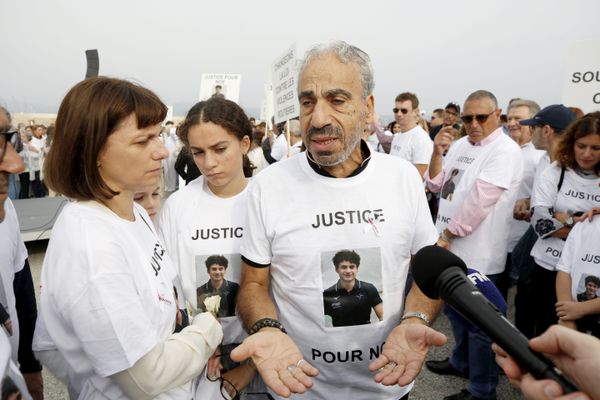 Le procès du chauffard qui avait tué Noé à Antibes renvoyé au mois de septembre. Ses proches lors de la marche blanche en son hommage le 23 octobre 2022 à Antibes.