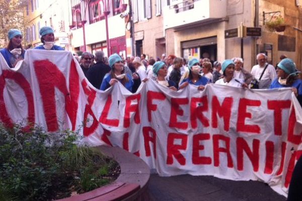 Mobilisation ce matin à Aubagne contre la fermeture du service réanimation de l'hôpital public. 