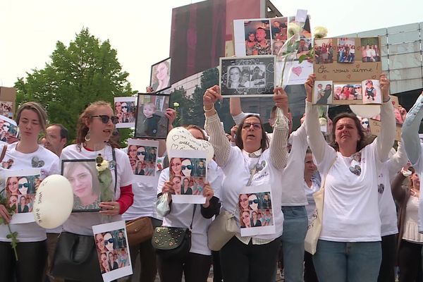 En tête de cortège, la famille des victimes de la rue Maberly brandit des pancartes et des photos de leurs proches décédés.