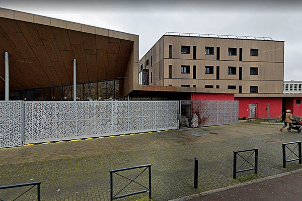 Les pompiers cibles de tirs de mortiers devant le lycée Camus à Nantes, le 22 mars 2023