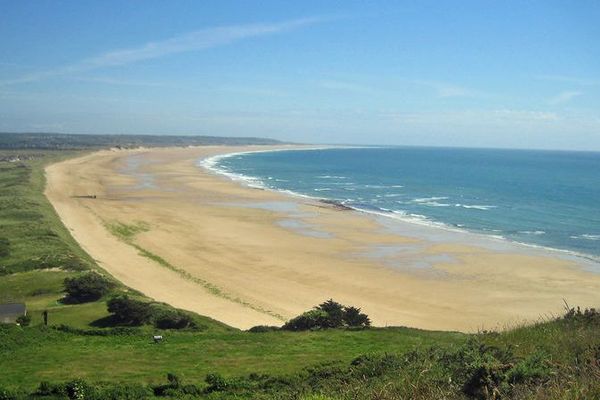 La plage de surtainville où ont été retrouvés les débris ce lundi 28 janvier, face aux îles anglo-normandes