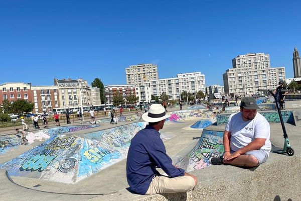 Vincent Chatelain en pleine discussion au Skatepark du Havre