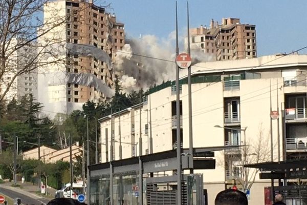 La barre Monmousseau de Vénissieux a été détruite par explosion en quelques secondes, vendredi 02 avril à 10h30.