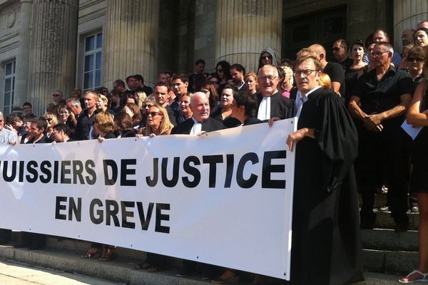 Les huissiers de justice en grève, ici à Angers