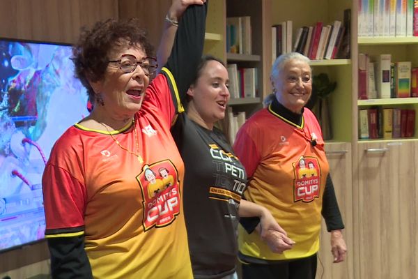 Jamie, alias Dominique, et Kimberly, alias Monique, se sont affrontées dans le jeu Street Fighter devant 20 000 personnes dans l'enceinte de Paris La Défense Arena.