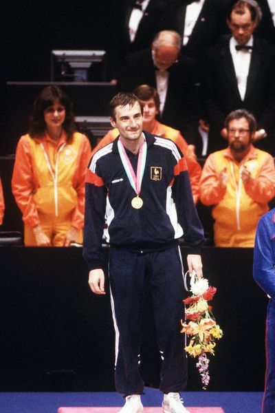 Jean-François Lamour sur le podium aux JO de Los Angeles (1984) après avoir remporté sa première médaille d'or