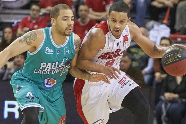 Le nancéen Benjamin Sene aux prises avec le palois Thompson. 