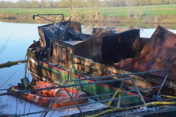 L'intervention des pompiers a duré plus de 4 heures, pour une péniche en flamme à Aigues-Mortes