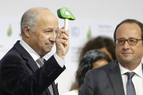 Laurent Fabius fier d'annoncer à la Cop 21 à Paris l'accord mondial sur le climat 