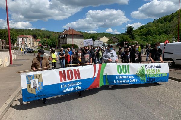 Plusieurs dizaines de manifestants ont protesté à Saulnes contre les nuisances industrielles qu'ils subissent depuis de nombreux mois. 