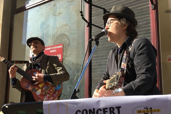 Muz'Art 21 a organisé un petit concert de rue à Metz pour récolter des dons pour Action Froid 