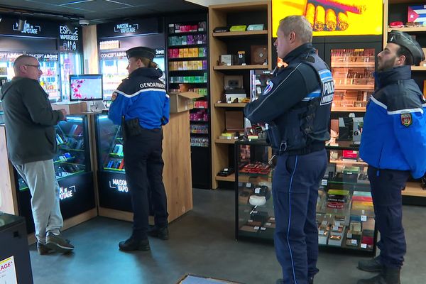 Ils sont 13 gendarmes au total installés pour la journée à Aizenay, une commune au nord-ouest de La-Roche-sur-Yon à venir renforcer les équipes de la police municipale.