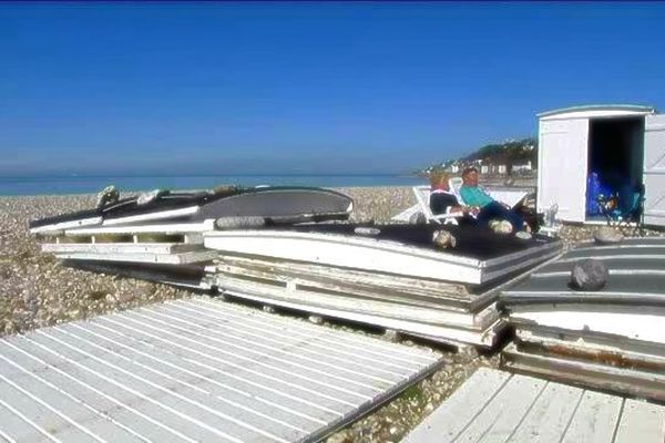 Au Havre, pause en cours de montage de cabanes de plage