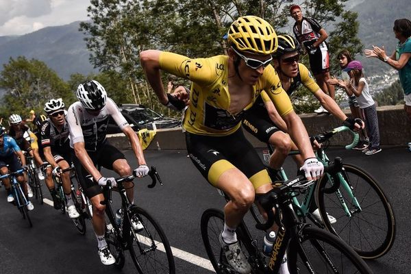 Le britannique Geraint Thomas et son maillot jaune, lors de la 17e étape entre Bagnères-de-Luchon et Saint-Lary-Soulan. 