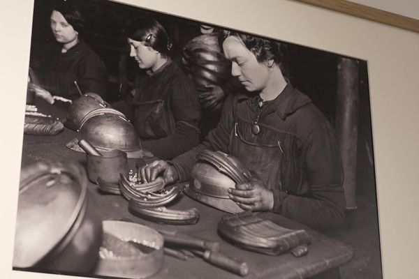 Les femmes fabriquent les équipements des soldats.