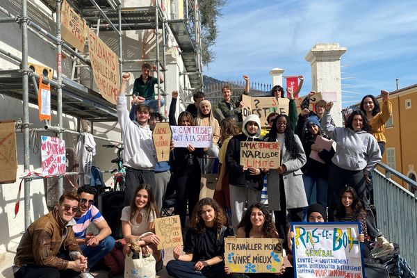 Ce mardi 7 mars, plus d'une trentaine d'étudiants ont bloqué le campus de Sciences Po à Menton.